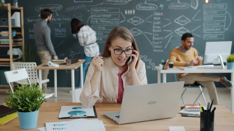 Saturado de trabajo creando contenido para clientes SEO